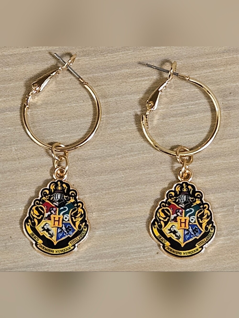 WARNER BROS HARRY POTTER HOGWARTS GOLD TONE DANGLE HOOP EARRINGS